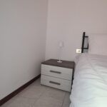 Milan Apartment Gorla Red Line - Particolare della Camera da Letto - Particolare dei comodini, abatjour