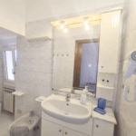 Milan Apartment Gorla Red Line - Particolare del ingresso del Bagno, Lavabo con specchiera e lampade